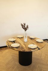 Уютный круглый столик Orbitalis выполнен полностью из дерева ореха и эпоксидной смолы 01372 фото | Dorus